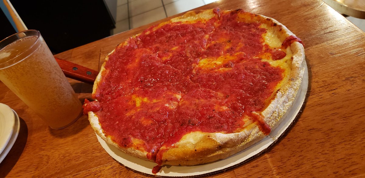 TheSquareEnix's tweet photo. Kitchen 17 was walking distance from where I was staying in Chicago. Their menu is heavily diverse and you can choose to eat comfort foods like burgers, cakes, wraps, doughnuts, etc.etc. but I stuck with a hometown classic.
#DeepDish #SomebodyTouchaMySpaghet #LessCruelty #Wurd https://t.co/lZ2zYikRfa