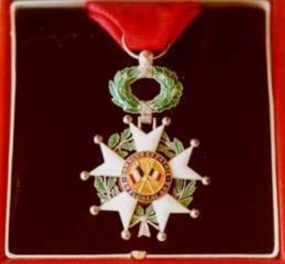 JulioVerne0802's tweet photo. En 1892 recibí la condecoración de caballero de Legión de Honor, la más conocida e importante de las condecoraciones francesas. @gustavomizraim #SoyPurezadeMaría #NyluxenTwitter12 #LiteraturaUniversalenRedes https://t.co/8F94Jm5kNy