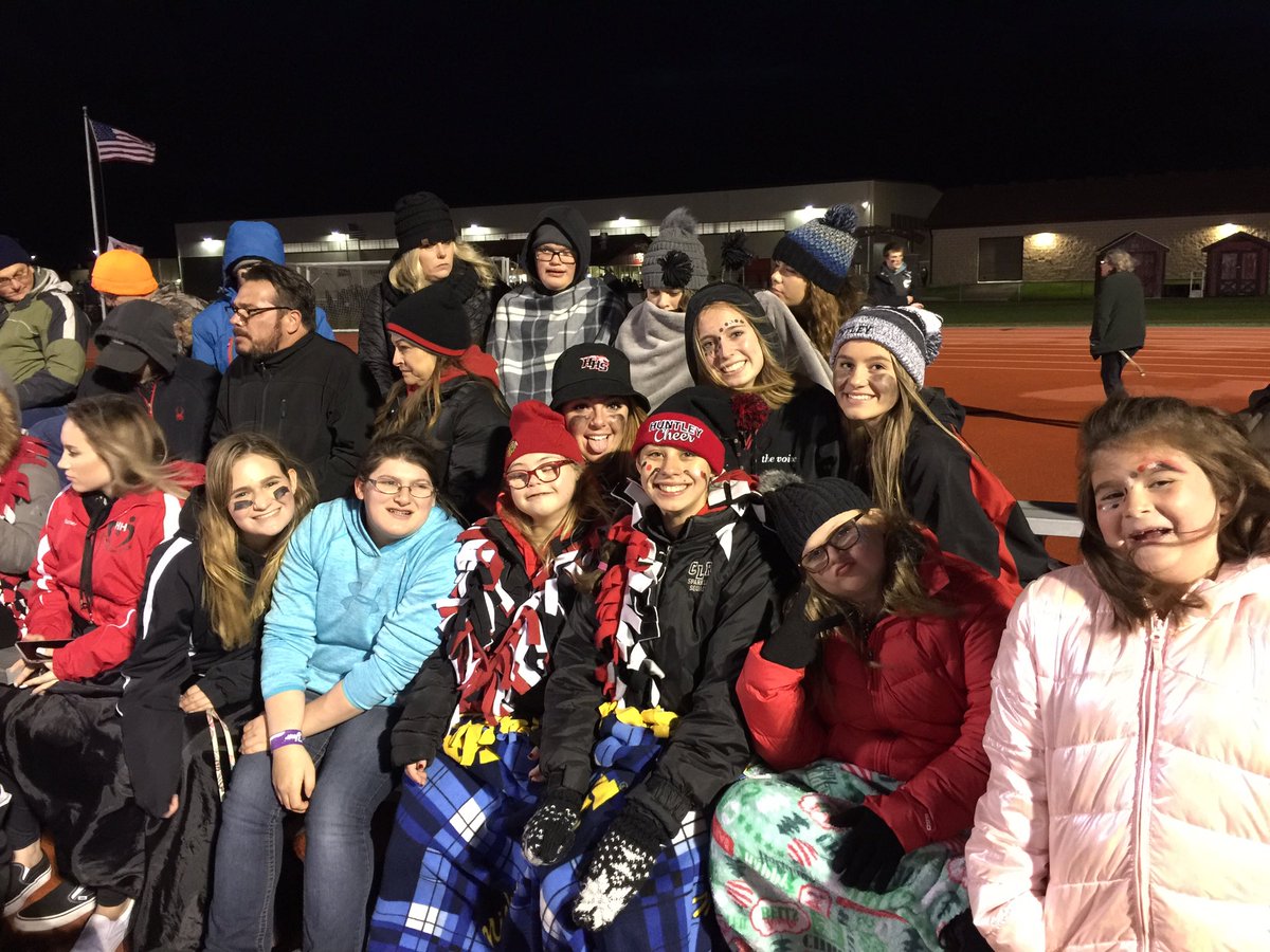 claire_kubelka's tweet photo. such a fun way to spend my hoco game!! love these people so much💓@HHSBuddies https://t.co/aSJCqj5m55