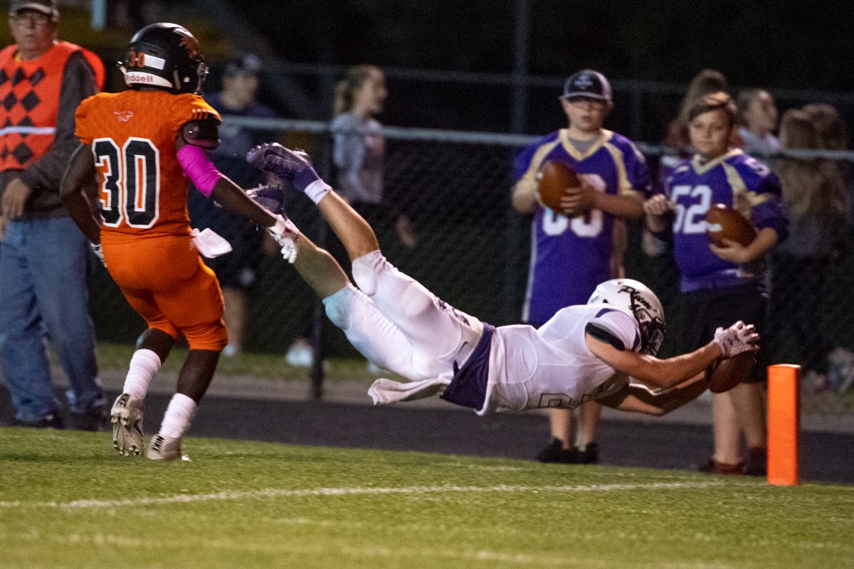 westernpasports's tweet photo. 📷🏈 @LATROBEFOOTBALL QB Bobby Fetter scores three TDs to lead @GLCATATHLETICS past @PlumFootball  28-20  clinching a playoff spot in the WPIAL Class 5A Playoffs. For game recap and more images Visit>https://t.co/SAIu7dEsYw https://t.co/kYZIIJScmd