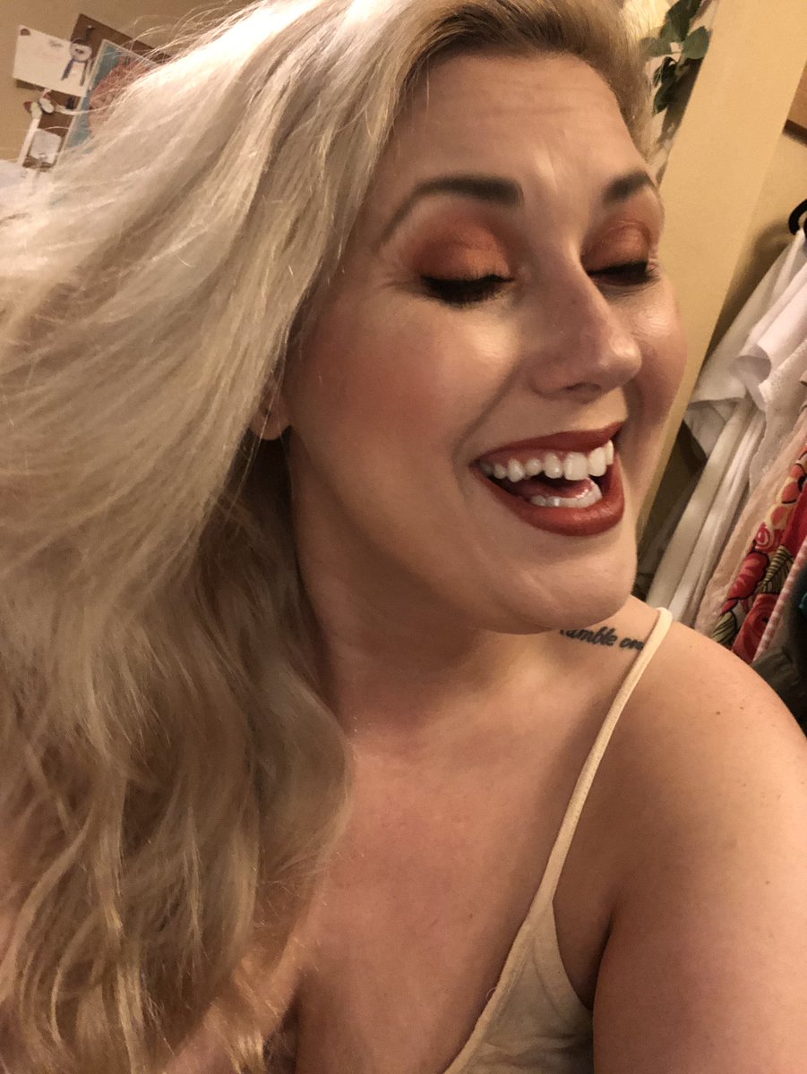 CupcakeKelley's tweet photo. Me, pretending that I’ve actually pressed that oh-so-coveted #MURDERBUTTON I dream about from my desk 8 hours each day. 🔪 https://t.co/bAMMdy4TUZ
