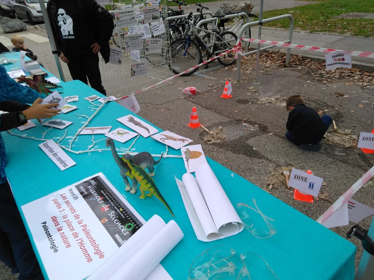 paleo_j's tweet photo. Fête de la science au campus de l'université de Grenoble ! 😀 @FeteScience @u_grenoblealpes #CSTGre @dio2_cst @palevoprim https://t.co/KvCuk8LNtb