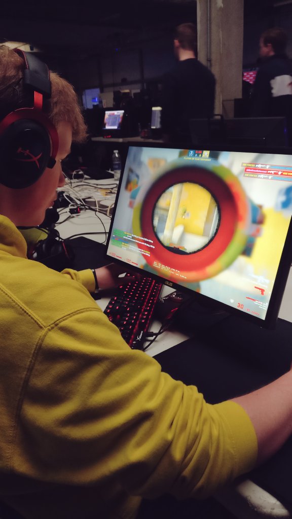 Dag 2 er begyndt her til @npflan

CV.Flammen er flyvene med 3-0
CV.<a href="/TrainE_Esport/">TrainE</a> er også stærke med en 3-1 I gruppen og er videre 🔥

Desværre var det ikke Spar Nords dag, da de røg ud i gruppespillet 😢