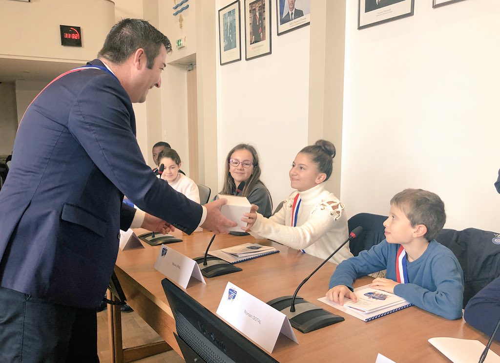 villepoissy's tweet photo. Au lendemain des élections du nouveau conseil municipal junior, les élus du #CMJ 2017-2019 ont tenu leur séance de clôture en Mairie #Poissy ce samedi 12 octobre. L’occasion de dresser le bilan de leurs nombreuses actions et de les remercier pour leur engagement citoyen. #Merci https://t.co/dIT66V9oBk
