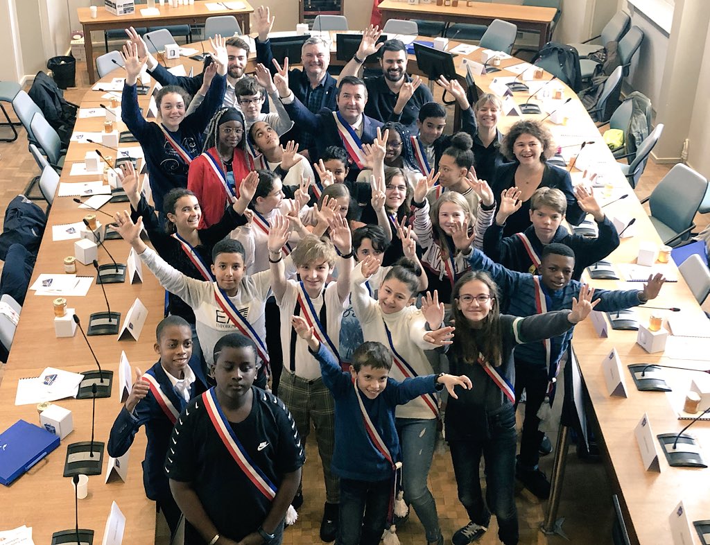 villepoissy's tweet photo. Au lendemain des élections du nouveau conseil municipal junior, les élus du #CMJ 2017-2019 ont tenu leur séance de clôture en Mairie #Poissy ce samedi 12 octobre. L’occasion de dresser le bilan de leurs nombreuses actions et de les remercier pour leur engagement citoyen. #Merci https://t.co/dIT66V9oBk