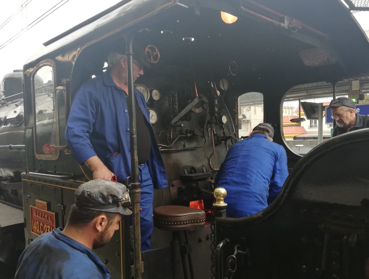 Exceptionnellement, un train à vapeur circule ce samedi à l'occasion des 50 ans de la section Boissy ↔️ Nation sur le #RERA. La locomotive a 103 ans ! Merci aux bénévoles de l'@Ajecta_Longuevi et à la RATP pour l'organisation.