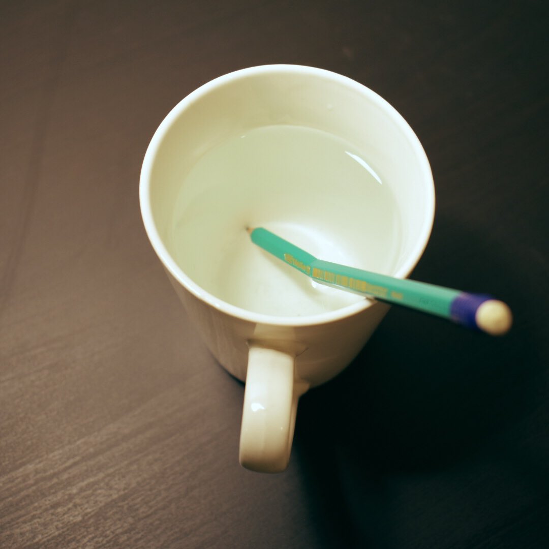 science_sauce's tweet photo. Doing the edits for the neweat video which is all about refraction, explaining why the pencil in water looks bent. Publishing soon. #ScienceSauce #edchat #teamscience #flipclass #flippedlearning #physics #KS3 https://t.co/dUUdL7NkOJ