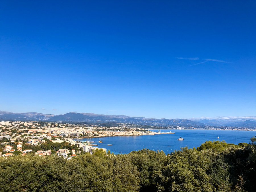 VisitCotedazur's tweet photo. Une incroyable vue sur #Antibes depuis le sanctuaire de la Garoupe 😍 
📷 @VSimon1985 #CotedAzurFrance #MondayMotivation #antibesjuanlespins https://t.co/t8kkjH3pEH
