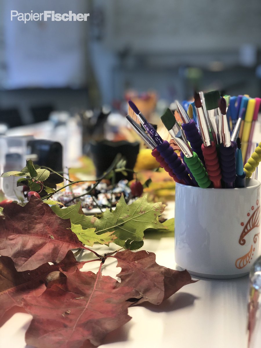 PapierFischer's tweet image. #weekendcreativity Heute #Nachmittag tanzen schöne #Buchstaben übers #Papier - beim #HandletteringWorkshop zum Thema #Herbst 🧡 Wir freuen uns aufs #Kreativwerden. Ihr möchtet an einem der nächsten Workshops teilnehmen? Dann schaut auf unserem #Blog vorbei papierfischer.de/blog/events/