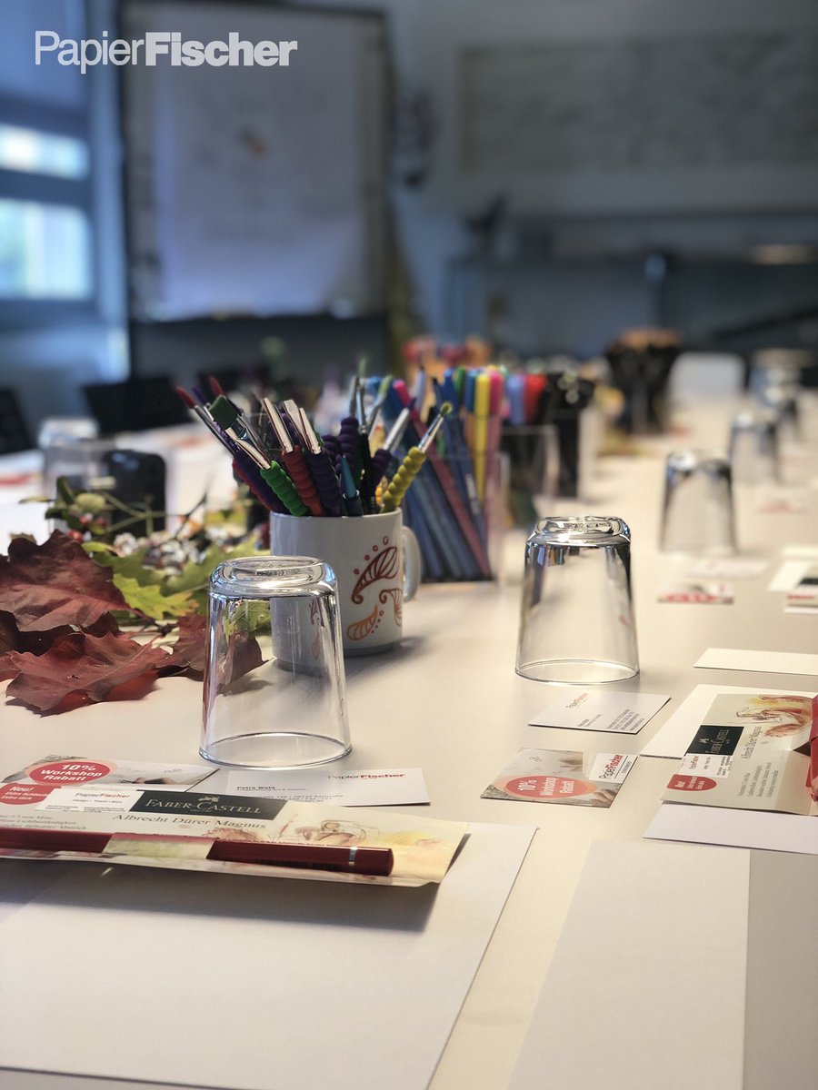 PapierFischer's tweet image. #weekendcreativity Heute #Nachmittag tanzen schöne #Buchstaben übers #Papier - beim #HandletteringWorkshop zum Thema #Herbst 🧡 Wir freuen uns aufs #Kreativwerden. Ihr möchtet an einem der nächsten Workshops teilnehmen? Dann schaut auf unserem #Blog vorbei papierfischer.de/blog/events/