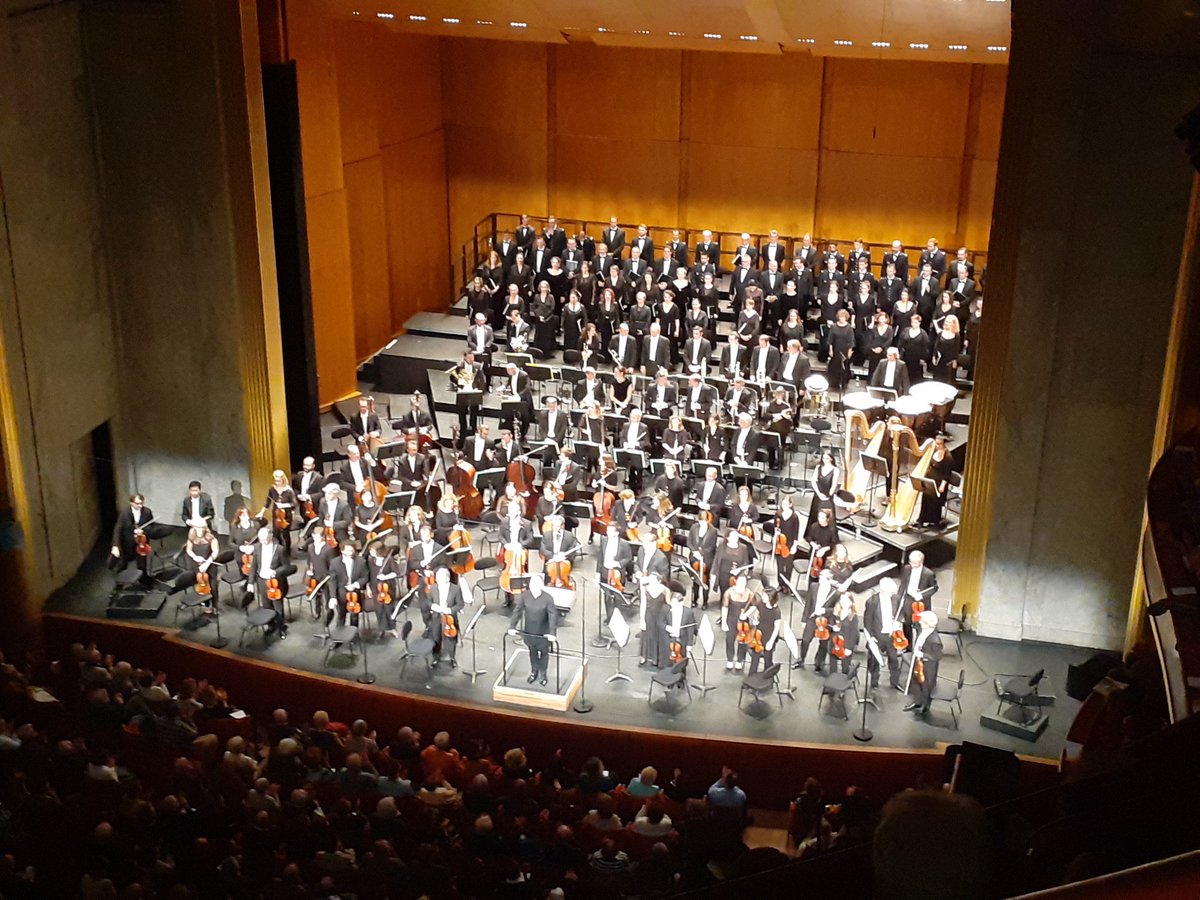 CulturMax's tweet photo. Magnifique soirée hier au @TCEOPERA avec l'orchestre @nationaldefce, le @ChoeurRF et la @MaitriseRF sous la direction de Bertrand de Billy.
Superbes versions du Cantique de Jean Racine de #Fauré et du #StabatMater de #Poulenc avec la soprano #EmokeBarath ! 👏
@radiofrance https://t.co/utwRmLVMtx