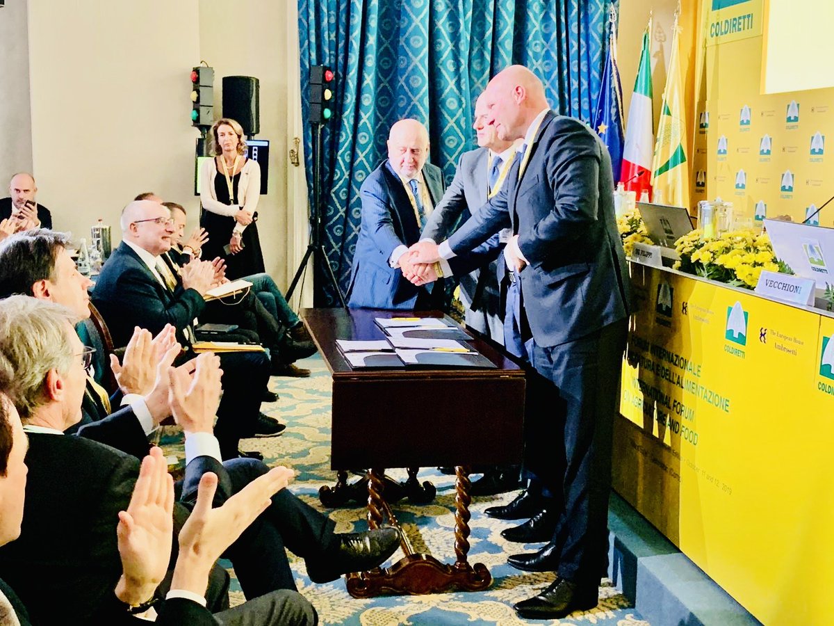 AdHocCom's tweet photo. “Bonifiche Ferraresi nasce 4 anni fa per diventare il leader italiano dell’agroindustria capace di gestire progetti di filiera in 🇮🇹 e nel 🌍. In Ghana con @coldiretti e @eni formeremo gli agricoltori per un futuro migliore in Africa” l’AD Vecchioni oggi al #forumcoldiretti2019 https://t.co/Vjoil8QiJo