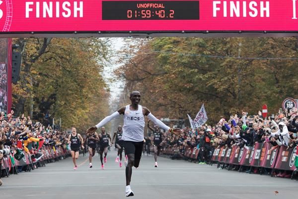 “I am the happiest man in the world to be the first human to run under two hours and I can tell people that no human is limited. I expect more people all over the world to run under two hours after today.” 

📃: buff.ly/2VGvHRp

#Eliud159