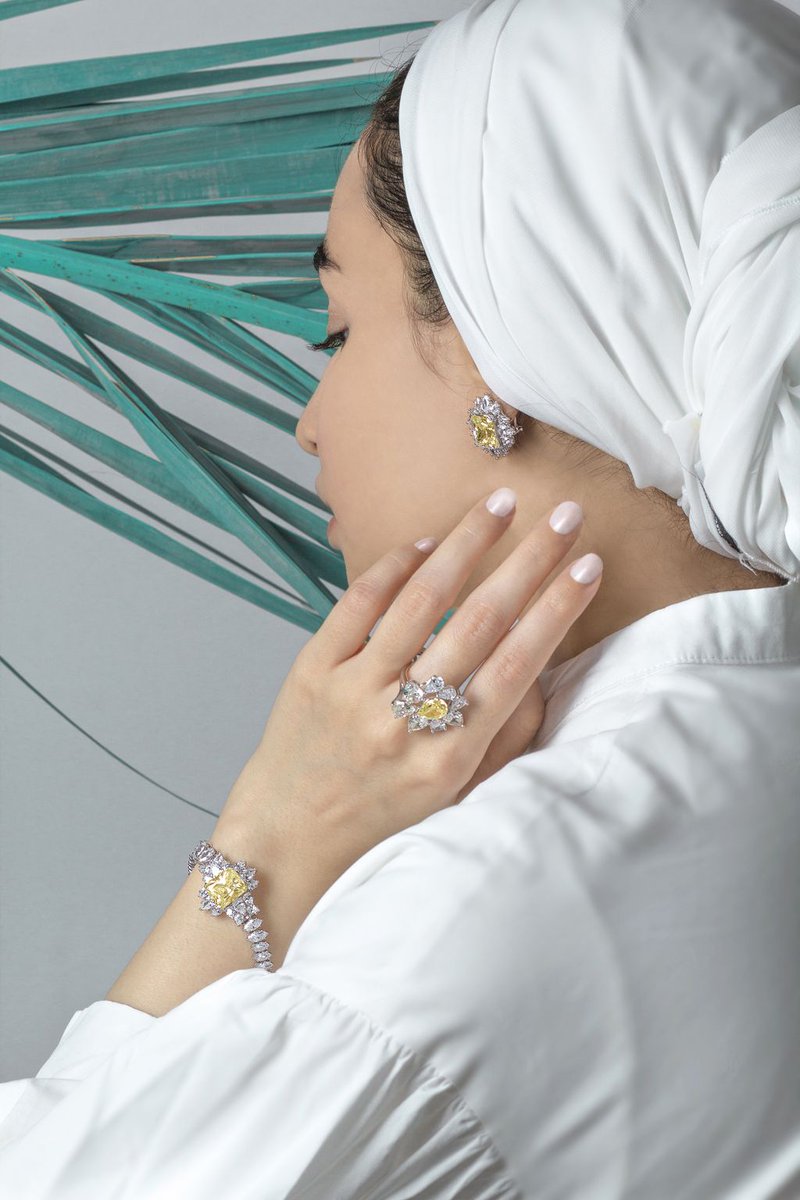 BawabatAlSharqm's tweet photo. خيارات فاخرة تناسب أناقتك
فضة استرليني صافية مطلية بذهب عيار 18 مرصعة بأحجار كريمة
تفضلوا بزيارة فايندرا للمجوهرات في الطابق الأرضي
#فايندرا #مجوهرات #بوابة_الشرق_مول #ابوظبي #في_ابوظبي #الامارات #تسوق
#Fayendra #jewellery #sterlingsilver #goldplated #BawabatAlSharqMall https://t.co/fTVNdALcBn