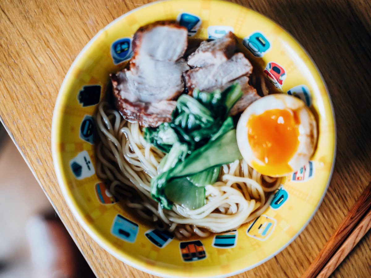 台風で出かけられないので、家事がはかどる。

朝から焼豚と半熟味玉をつくって、チンゲンサイは鶏ガラスープで茹でてお昼はラーメンにした。息子はミニラーメンだ。

いま3時のおやつに息子と妻がドーナツをつくってる。台風の日を息子にとって怖い日ではなく、たのしい日にしたい。