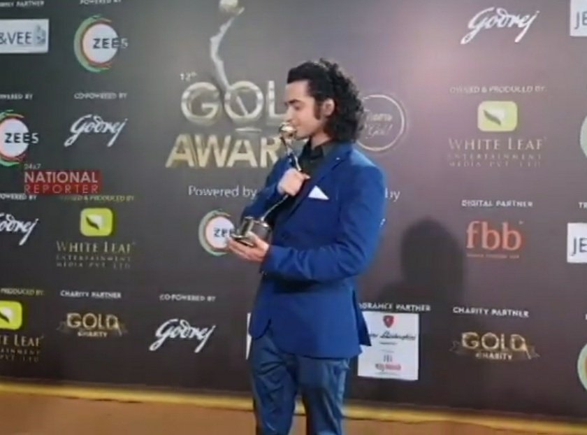 He kissing the most precious thing which he earned last night -- The recognition, appreciation by fans and non fans #SumedhMudgalkar #BestGoldDebut #RadhaKrishn #12thGoldAwards #GoldAwards2019