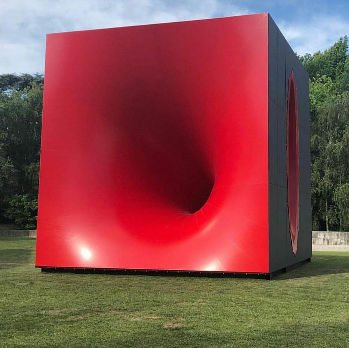 'Sculpture occupies the same space as your body.'
- Anish Kapoor
----------------------------
#bluechipart #bluechipartist  #SwetlanaCardoso 
Image - minimalandcontemporary/instagram