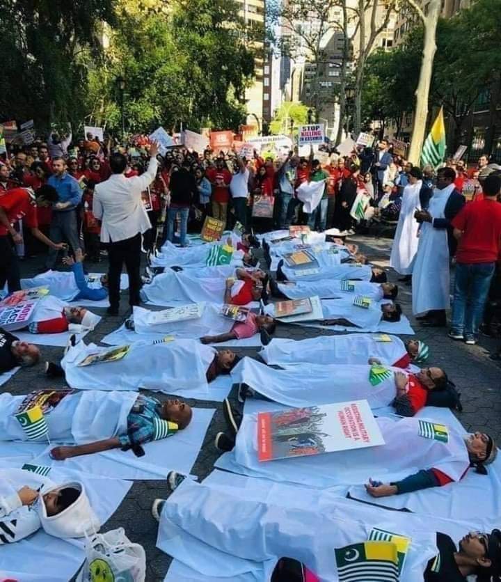 نیو یارک میں کشمیریوں کا عالمی ضمیر کو جھنجھوڑنے کے لئے احتجاج
اگر تھوڑی سی بھی انسانیت باقی ہے تو اس تصویر کو زیادہ سے زیادہ شیئر کریں۔