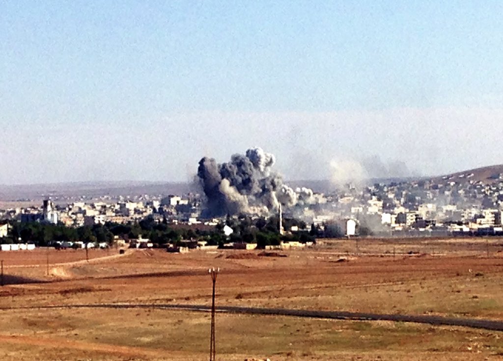 NatalieAmiri's tweet photo. 2014 standen wir an der Grenze #Türkei-#Syrien und berichteten wie mutig #Kurden in #Kobane gegen den #IS kämpften. Heute stehen wir wieder an der Grenze u berichten wie diese mutigen Kurden, die uns den IS vom Leib gehalten haben von unserem #NATO Partner bombardiert werden. https://t.co/fF23Ytuzhg