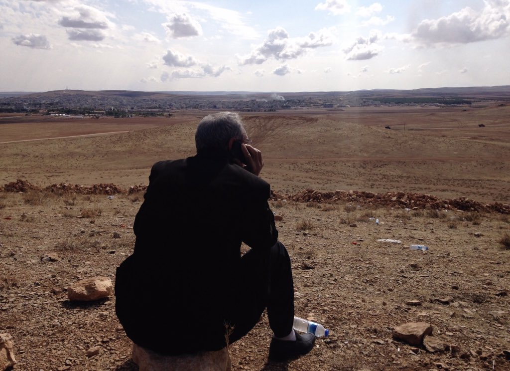 2014 standen wir an der Grenze #Türkei-#Syrien und berichteten wie mutig #Kurden in #Kobane gegen den #IS kämpften. Heute stehen wir wieder an der Grenze u berichten wie diese mutigen Kurden, die uns den IS vom Leib gehalten haben von unserem #NATO Partner bombardiert werden.