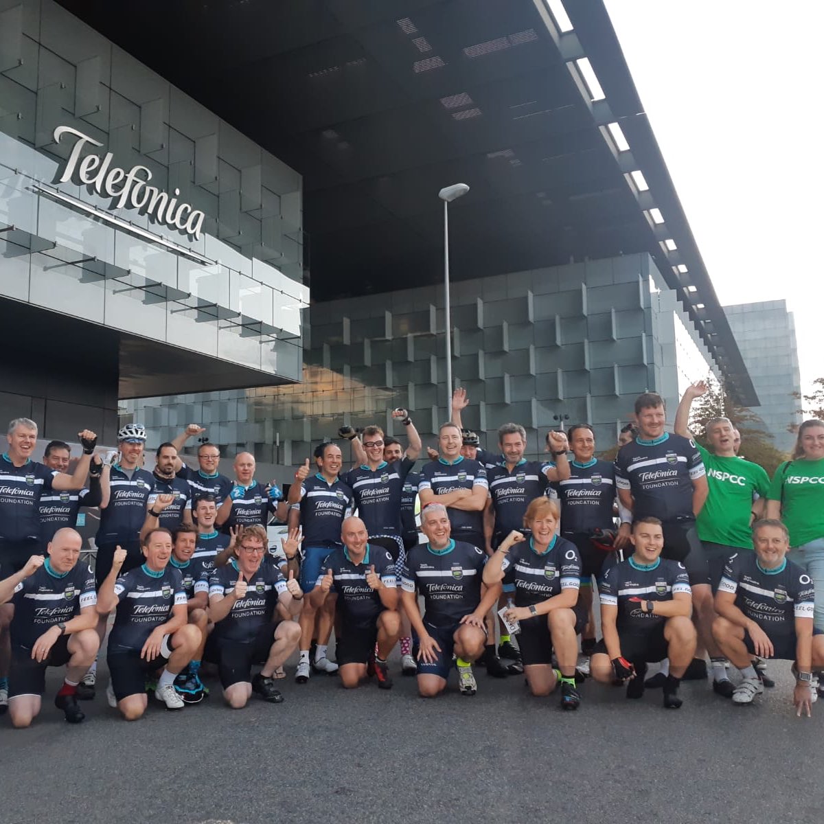 Movistar_Team's tweet photo. 🚴‍♀️🇪🇸➡️🇬🇧 Ya en marcha l@s 33 valientes del reto solidario #Madrid2Slough, de @fundacionTef, por la ciberseguridad de los más jóvenes. 600 km en cinco días desde Distrito @Telefonica hasta la sede de @O2 en el Reino Unido. ¡Mucha suerte!

Más info: https://t.co/F8W7tTpLme https://t.co/U4uvj1GtxM