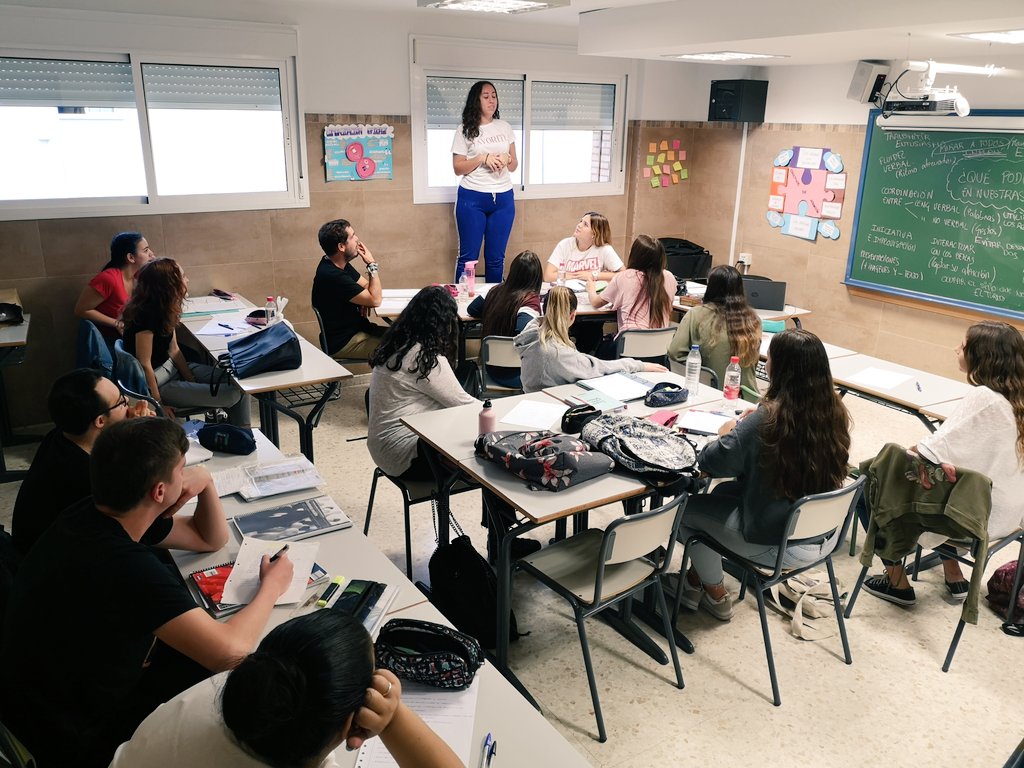 IsaParraCamara's tweet photo. 🗣️ Superando nuestros miedos escénicos junt@s. Un clima acogedor, basado en el respeto, la diversidad y la confianza, favorece la superación y el aprendizaje entre iguales #comunicacion #destrezassociales #2APSD @CES_RMI https://t.co/Q7Vh9MCV9F