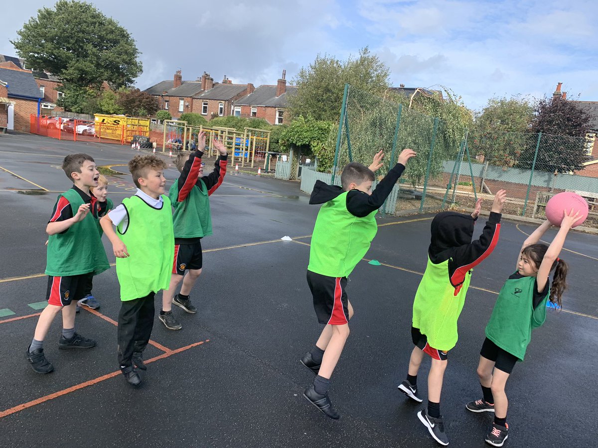 Y4Southdale's tweet photo. Our skills are improving in PE. We’ve now been playing mini games of netballs. Nets next week! #southdalesports #southdalesparkle https://t.co/OrWBHt7prp