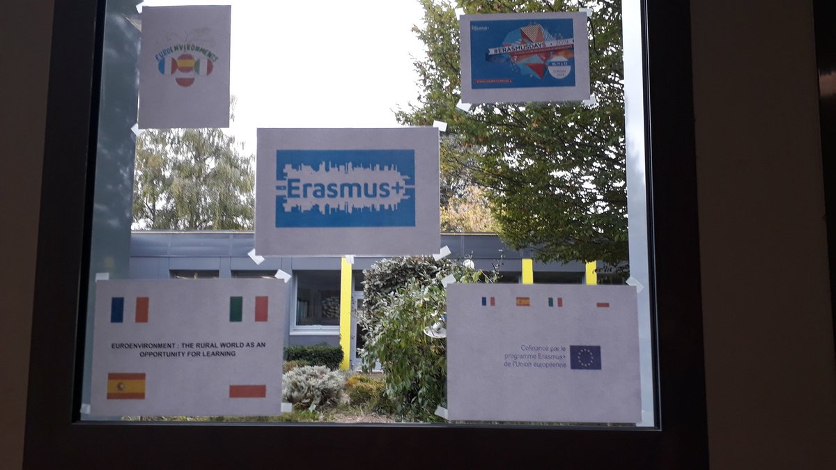 FeuilladeLa's tweet photo. Les Erasmus Days au collège La Feuillade.
L'occasion de partager.
Les ambassadeurs expliquent le projet.
Les élèves ont fait un nuage de mots.
Une vidéo est projetée pour se souvenir...
#euroentornos
#euroenvironments
#ErasmusPlus
#Erasmusdays https://t.co/2LUYkPNOo3