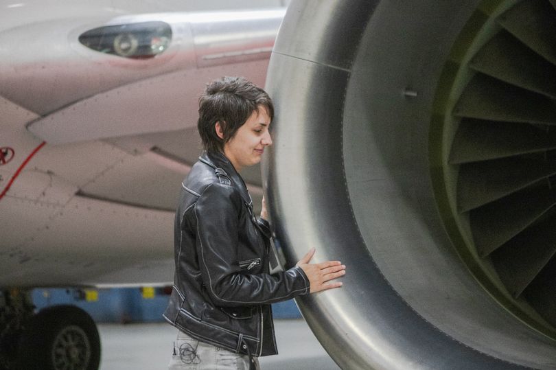 Woman in a five-year relationship with Boeing 737-800 - and it's 'physical' 😬😬mirror.co.uk/news/weird-new…