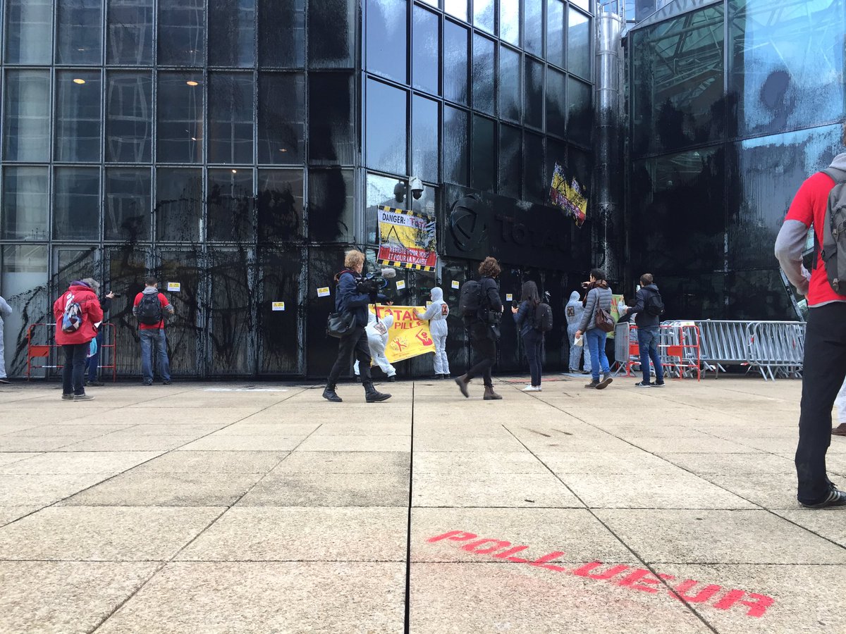 attac_fr's tweet photo. Total c’est le premier émetteur de gaz à effet de serre du CAC40, avec 458 millions de tonnes en 2018. C’est plus de 160 filiales dans les paradis fiscaux, et des affaires de corruption multiples : Angola, Irak, Lybie... #HorsService #StopImpunite https://t.co/LKqibzbliS