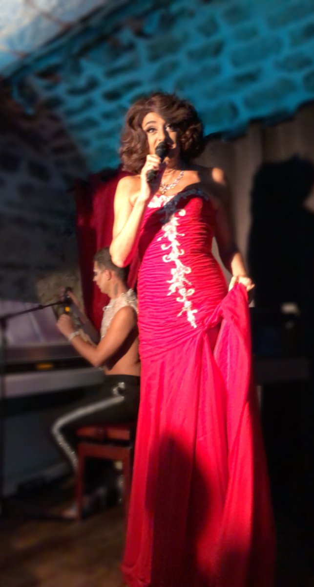 CyrilBauchais's tweet photo. Hier soir, avec @LudovicAllamel nous avons testé le « Diva’s Kabaret » en plein cœur du marais parisien. 
Retour en images (et en story😜) depuis mon blog : https://t.co/i3C8wQ5PfS

#Transformiste #Dragqueen #Cabaret https://t.co/9LeyBnVz6b
