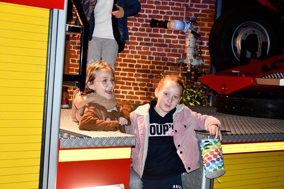 pe_gibson's tweet photo. 👚🚒 Merci aux Sapeurs-Pompiers @ActuSDIS62 du Centre d’Incendie et de Secours @VilleBethune pour leur accueil et leur mobilisation hier soir dans le cadre de la marche nocturne organisée par l’#ECEB dans le cadre d’octobre rose. https://t.co/G0W3Jjwnn0