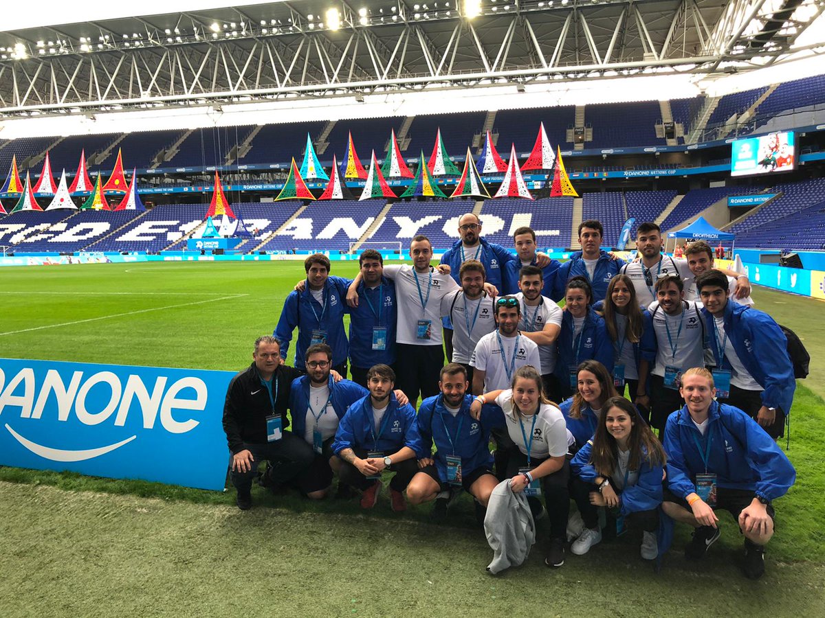 MICSports_'s tweet photo. Avui és el dia. Després d'uns dies a Futbol Salou toca viure la gran final mundial de la #DNC2019 a Cornellà.

Gran ambient ⚽🌍

PD: A la foto falten alguns companys del #MICTeam🔝

#PlayFootballChangeTheGame https://t.co/r14CyLuxQS