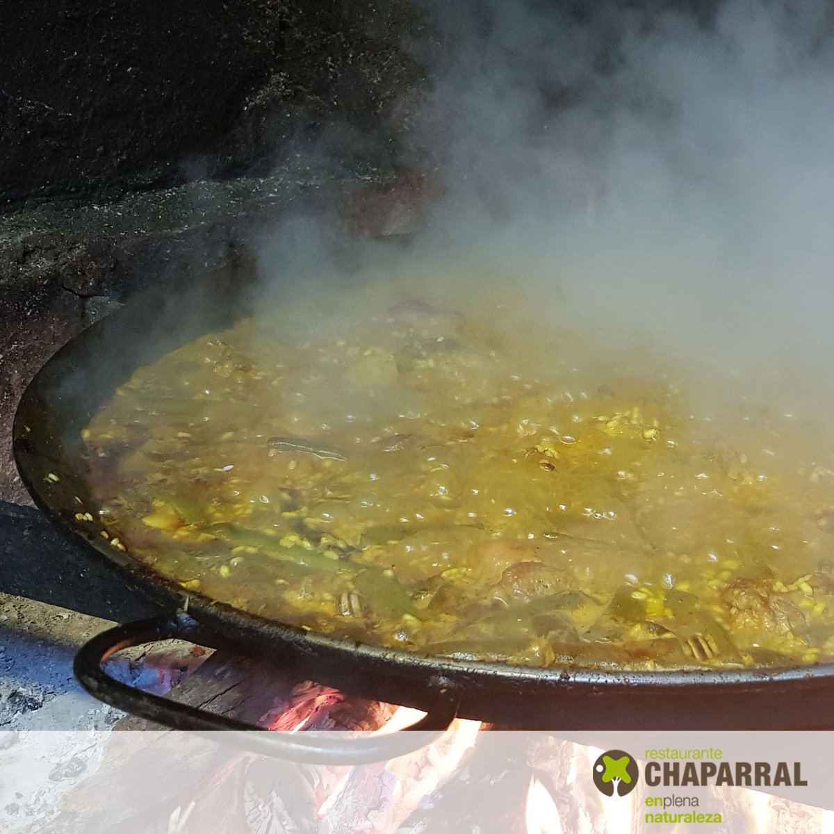 rest_chaparral's tweet photo. ¡Feliz #DíadelaHispanidad! ¡Y feliz día a todas las pilares!
Nosotros lo celebramos saboreando una auténtica #paellavalenciana. https://t.co/aZQbvSQpYJ