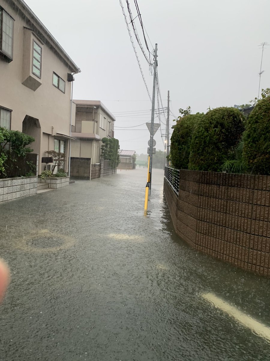 川畑京子 元福岡地域に浸水が始まっています 自宅にいる方は 二階の高い所へ避難して下さい バケツ 簡易トイレ を必ず用意 トイレには水を入れた袋などで 逆流を防いで下さい ふじみ野市 浸水被害 元福岡
