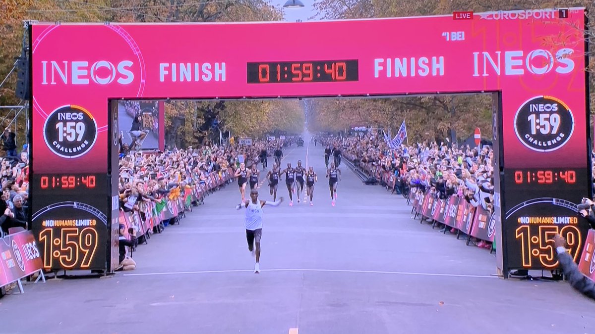 WAHNSINN!!! #Kipchoge bleibt beim #Wien-#Marathon als erster Mensch unter 2:00 Stunden!!! 1:59:40 Stunden #Weltrekord 😃💪🏼😃💪🏼😃💪🏼😃 #Gänsehaut