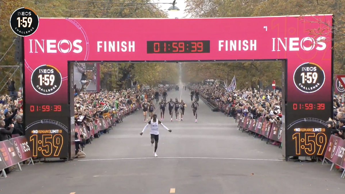 Matt_Wilson27's tweet photo. Wow. Eliud Kipchoge. Legend. #NoHumanIsLimited https://t.co/1aA74zGaab
