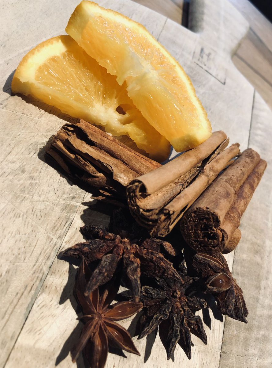 4sprong's tweet photo. De perfecte ingrediënten voor een herfstthee! Sinaasappel | Kaneelstokje | steranijs 

Welke verse thee is jou favoriet? Wie weet proberen we die van jou ook een keer. https://t.co/6Isx8nXm73