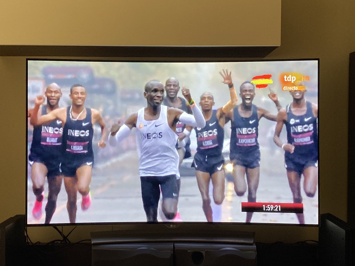 dpereirapaz's tweet photo. Iba a salir a correr, pero estoy por tirar las zapatillas. Qué barbaridad. #INEOS159 #marathon https://t.co/5aiITzlMgN