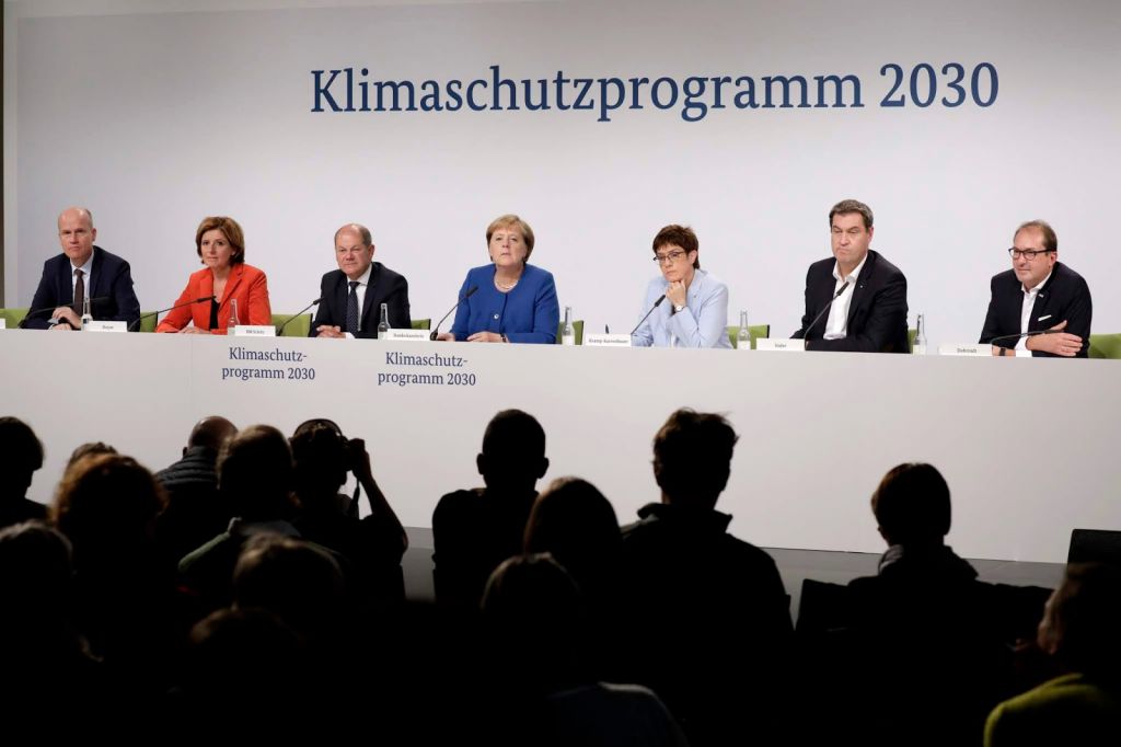 Berlin (dpo) - So war das aber nicht geplant! Laut einer neuen Studie des Instituts für Umwelt hat die Erstellung und Präsentation des neuen Klimapakets der Bundesregierung mehr klimaschädliches CO2 freigesetzt, als durch die hambitv.shp.so/a/lRZUnK