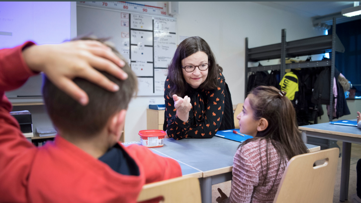 Expressen's tweet image. Här gör utbildningsminister Anna Ekström, S, praktik som lärare i Södertälje: ”Jag hade inte en chans” expressen.se/nyheter/har-go…