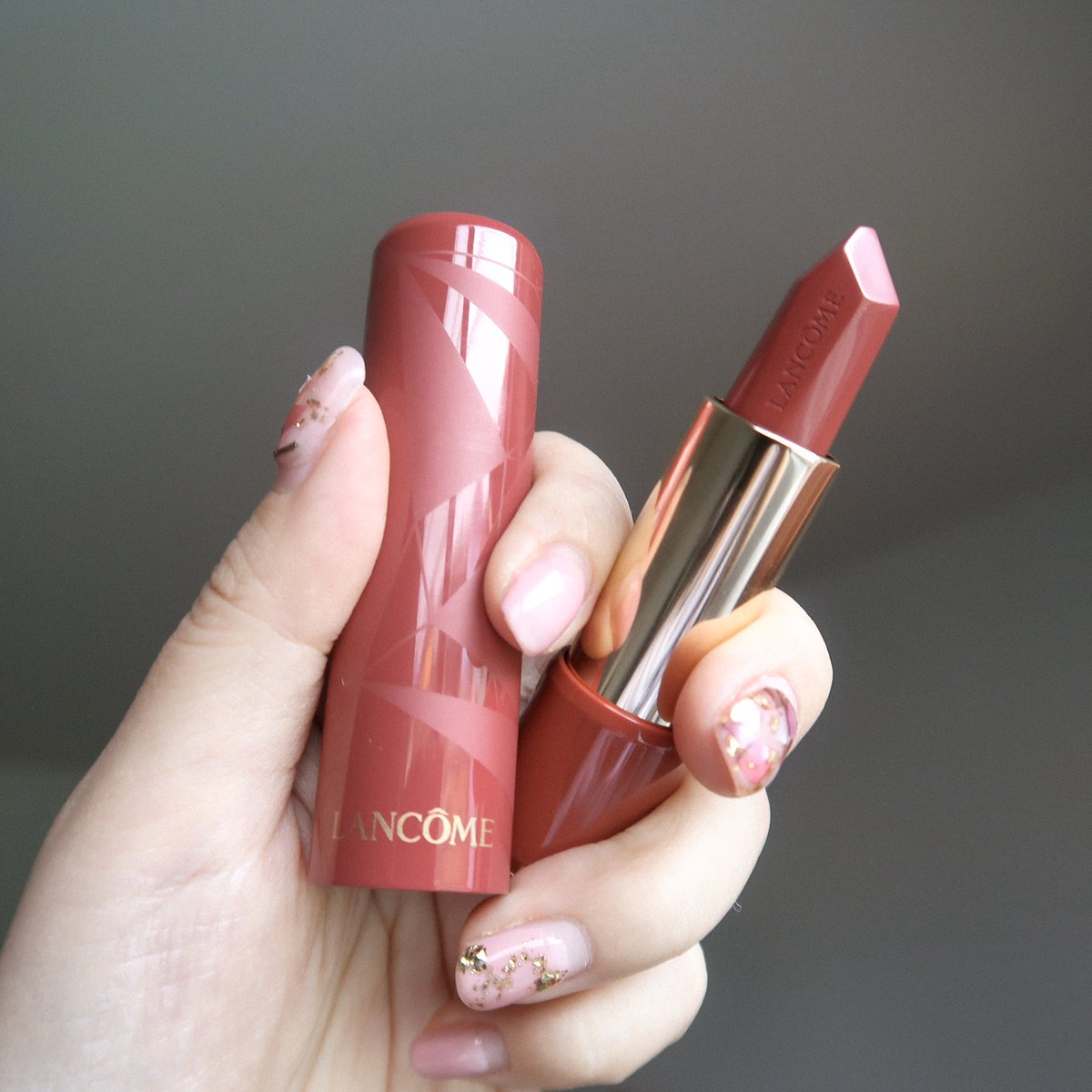fonfondly's tweet photo. ลิปรุ่นใหม่จาก LANCOME จ้า เชียร์ๆๆๆ สี 03 เลยว่าสวยมากกก สีชมพูตุ่นๆ เนื��อลิปครีมซาติน สีชัด แถมปากดูฉ่ำสุขภาพดีไม่ต้องทาลิปมันก่อนเลย ~ ความเก๋คือรูปทรงลิปเป็นทรงพลอย ทับทิ�� หรูหราหมาเห่า ใครอยากสวยไฮโซไปซื้อค่ะะ 5555 https://t.co/xQfnFvVxDd