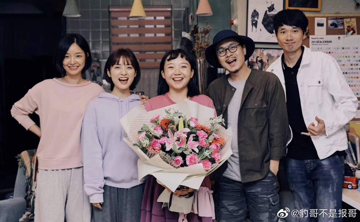 More photos of  #JerryYan and  #ShenYue ( #DiYue fans would be delighted to see her in purple ) when their co-actors wrapped up filming for  #CountYourLuckyStarsAgain, no photos of them together! Maybe the drama's purposely teasing us to build up our excitement? 