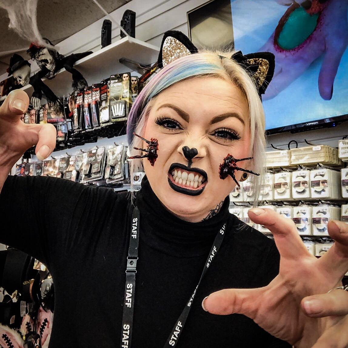 JustEssentials1's tweet image. Loving this look created by Emma in our Long Eaton store - it's so creative! 😾 
We've got an awesome selection of Special Effects make up supplies including liquid latex, spirit gum, FX wax, Stage blood and loads more - pop in store and get gory with us! 🎃
.
.
.
#halloween
…