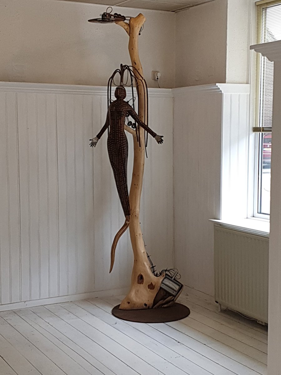 debbiehees01's tweet photo. Gisteren heeft kunstenaar Rik van Rijswick in #gemeentebeesel  mij een rondleiding gegeven in zijn atelier. Wat een talent, en wat een mooi verhaal achter zijn werk. Rik, dank voor de gastvrijheid. https://t.co/p4iNmBsKLM