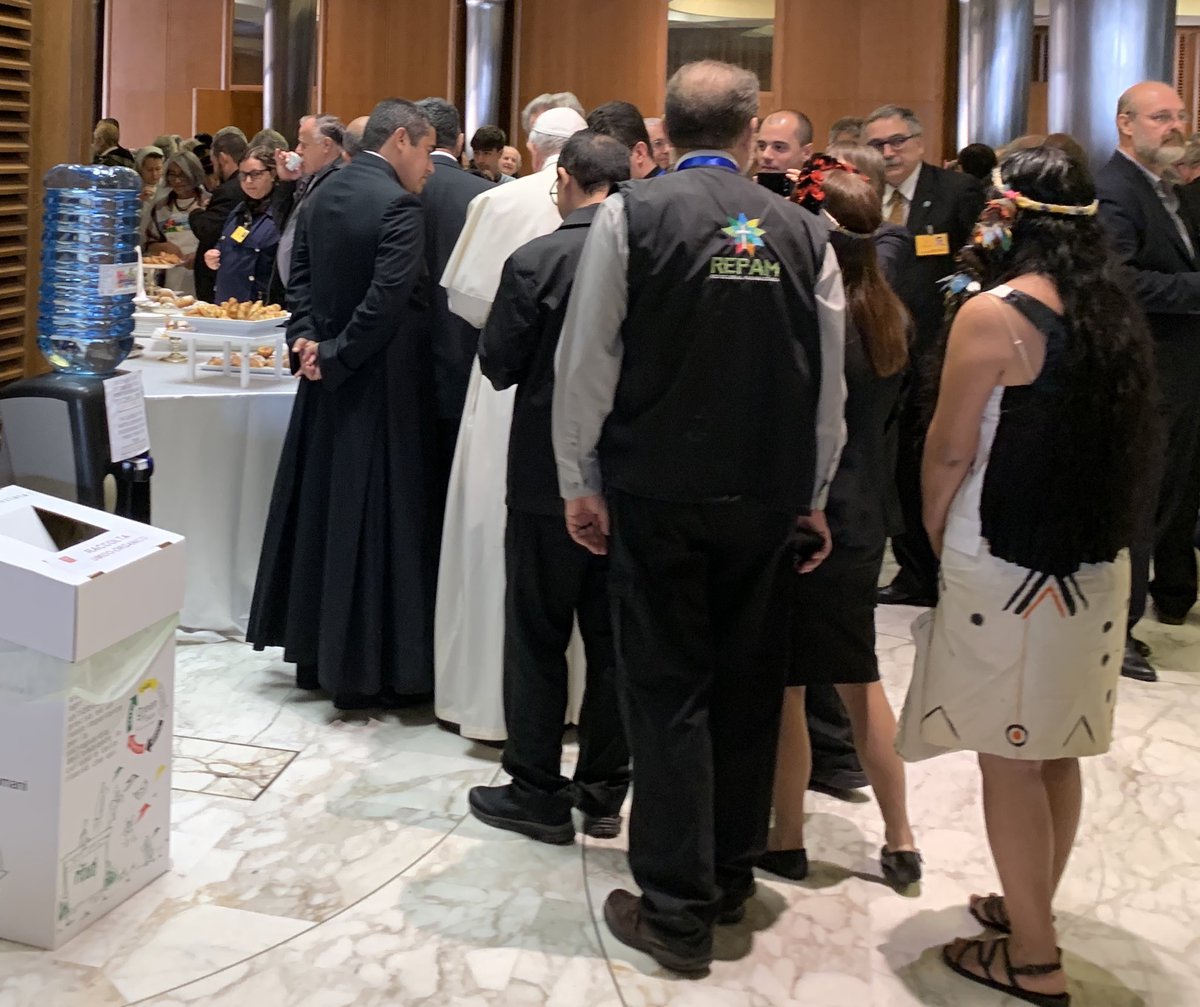 antoniospadaro's tweet photo. #PapaFrancesco in fila per il caffè ☕️ Ottima occasione per parlare con tanti e ascoltare.#SinodoAmazonico https://t.co/usDdNs2FwR