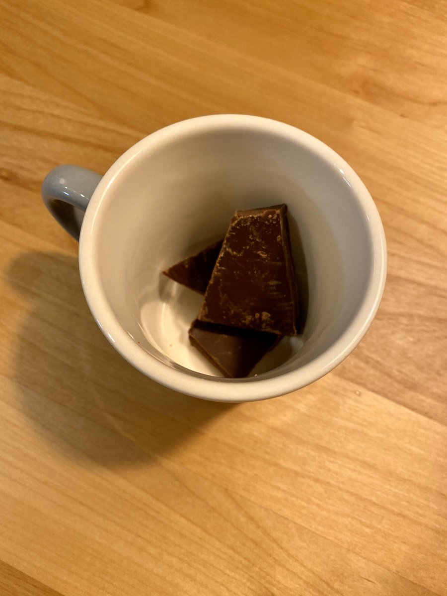 よー清水 絵がふつうに上手くなる本 簡単カフェモカの作り方 1 適当に板チョコを割ってマグに入れる 2 濃いめのコーヒーを少し注いでよーく混ぜる 3 温めて泡だてた牛乳を注ぐ 美味しいし元気が出るので台風で暇な人はやってみてね