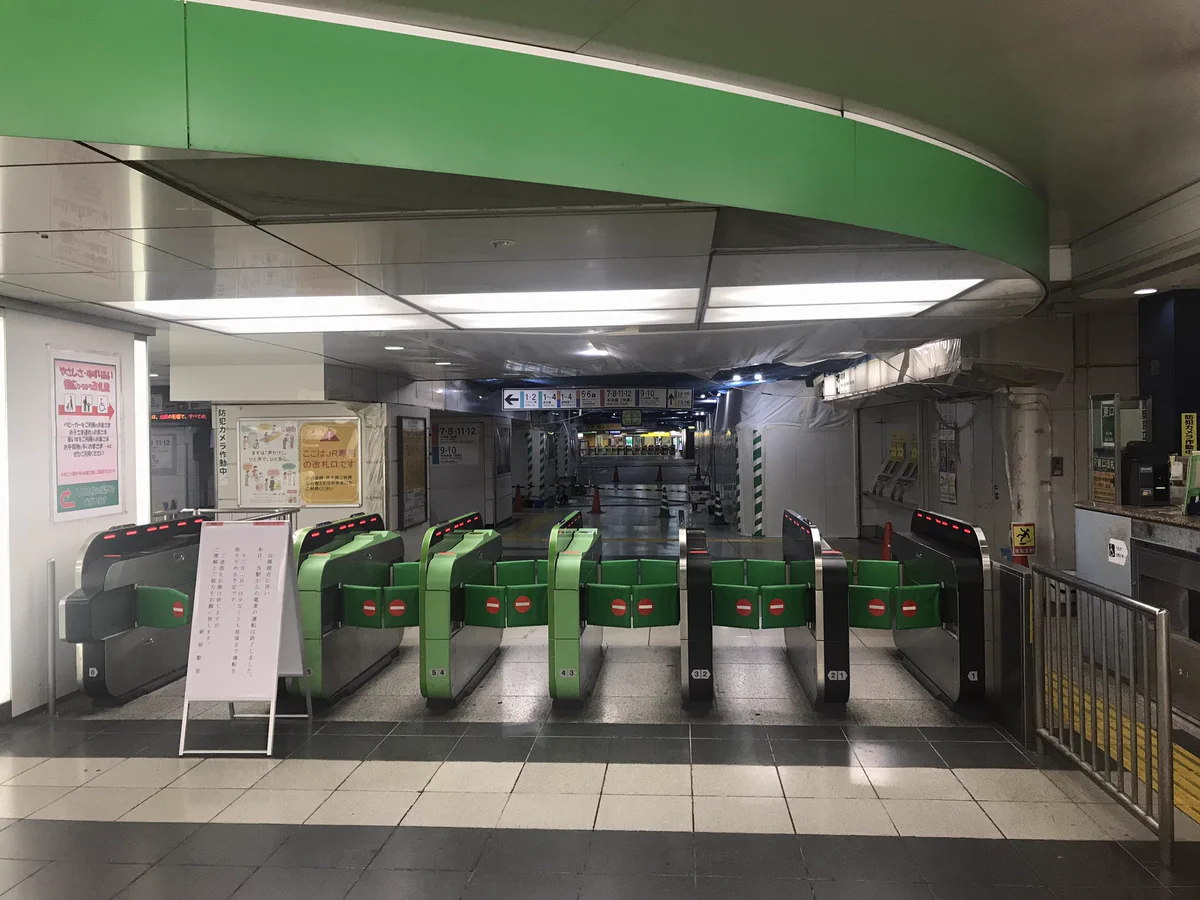 今まで気付かなかったww新宿駅東口から西口って見えたんだww