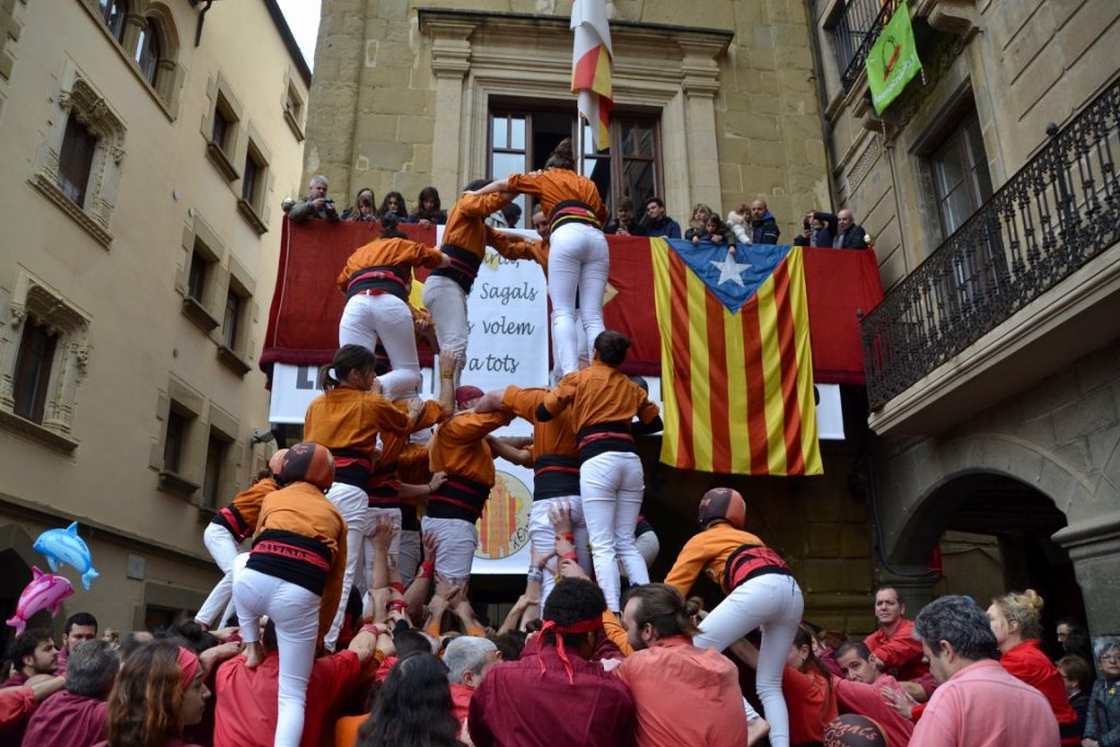 revistacastells's tweet photo. La presència dels castells a la @FMediterrania de Manresa la porten avui els @Tirallongues i els @SagalsdOsona. Tenim un dissabte intens de castells! https://t.co/Pi12xAQaxx #castellers https://t.co/OK4R0YlTK0