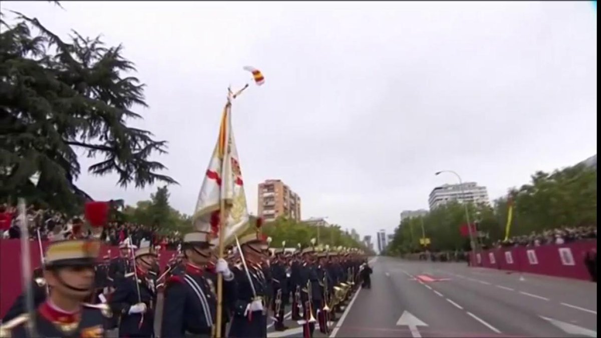 VÍDEO:  Uno de los paracaidistas del Ejército choca contra una farola al tomar tierra en el desfile del 12-O